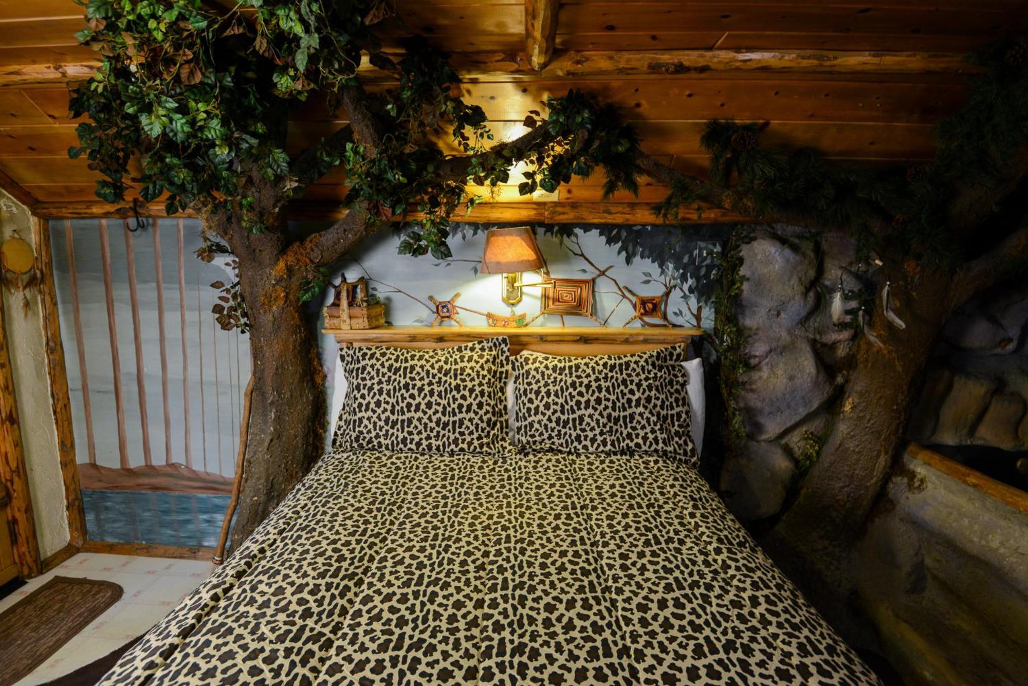 ביג בר לייק Castle Wood Theme Cottages- Couples Only מראה חיצוני תמונה