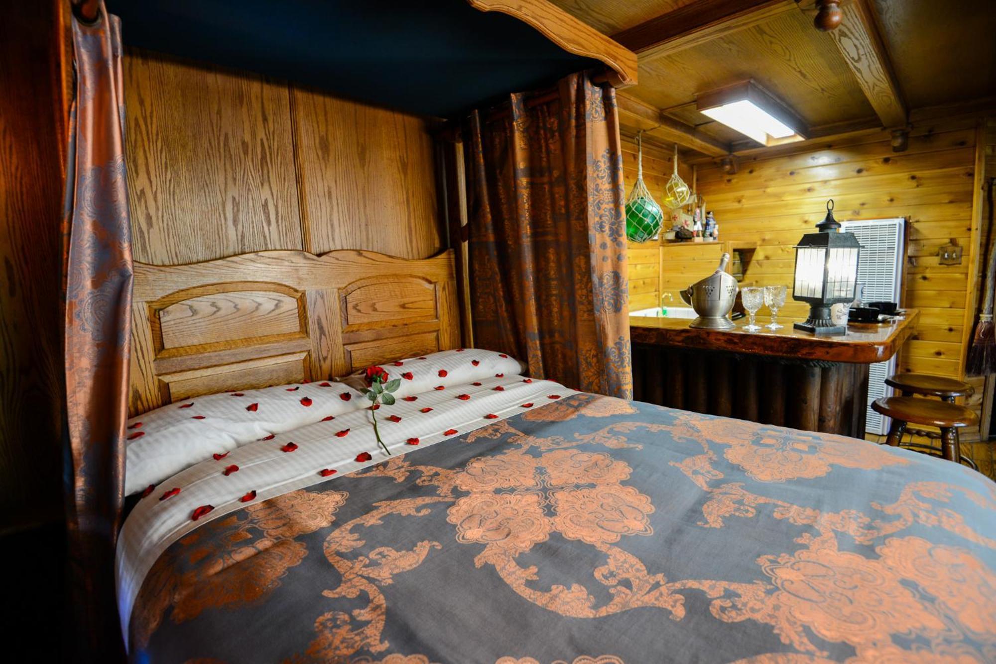 ביג בר לייק Castle Wood Theme Cottages- Couples Only מראה חיצוני תמונה