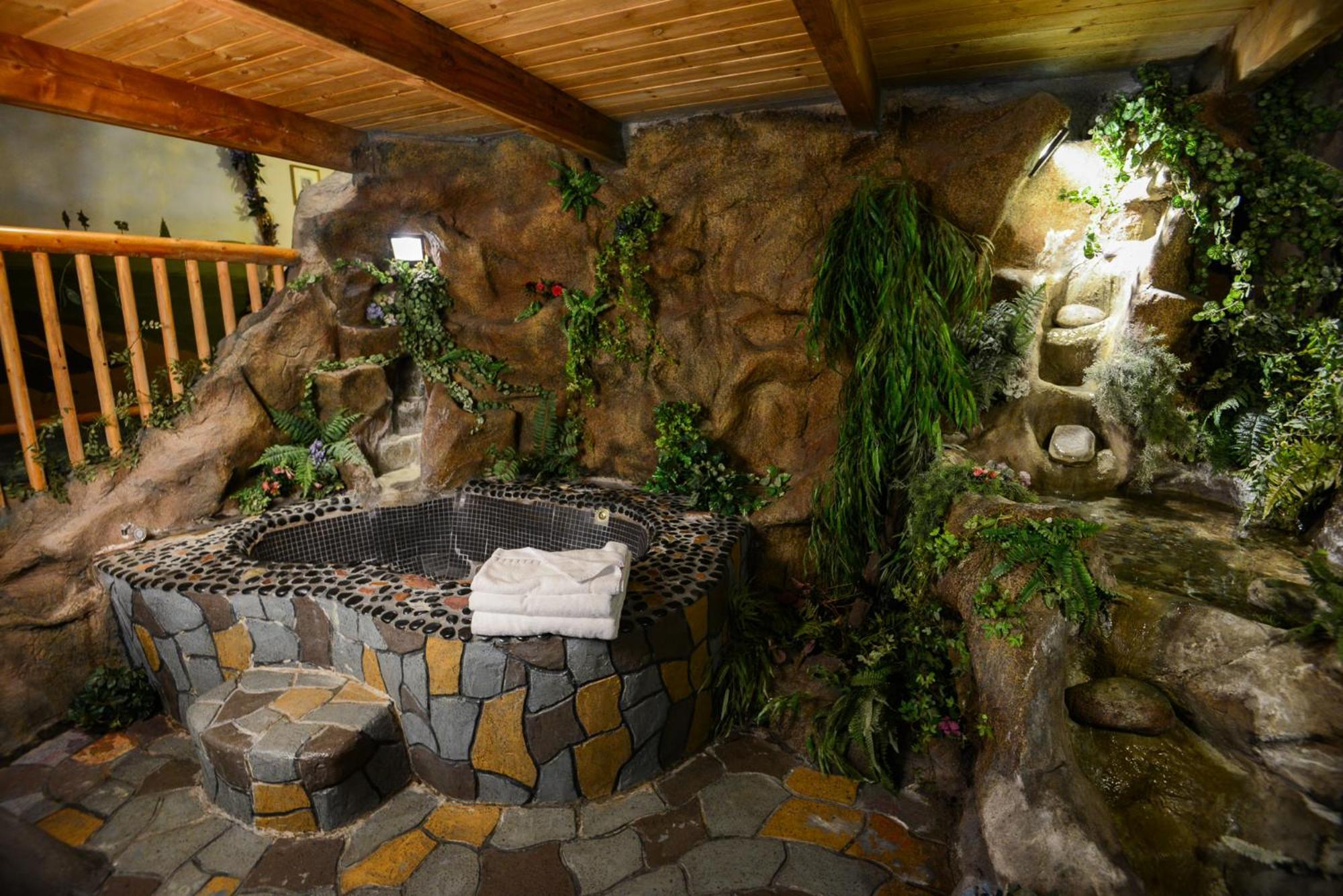 ביג בר לייק Castle Wood Theme Cottages- Couples Only מראה חיצוני תמונה