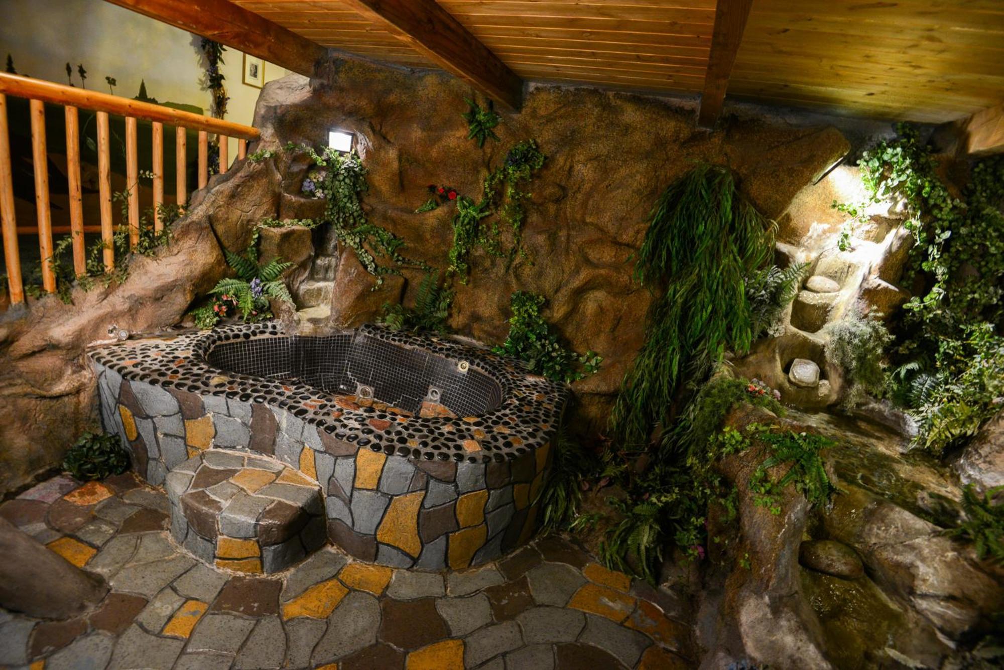 ביג בר לייק Castle Wood Theme Cottages- Couples Only מראה חיצוני תמונה