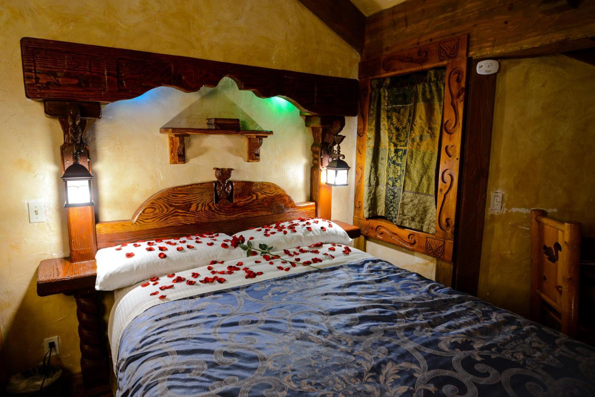 ביג בר לייק Castle Wood Theme Cottages- Couples Only מראה חיצוני תמונה