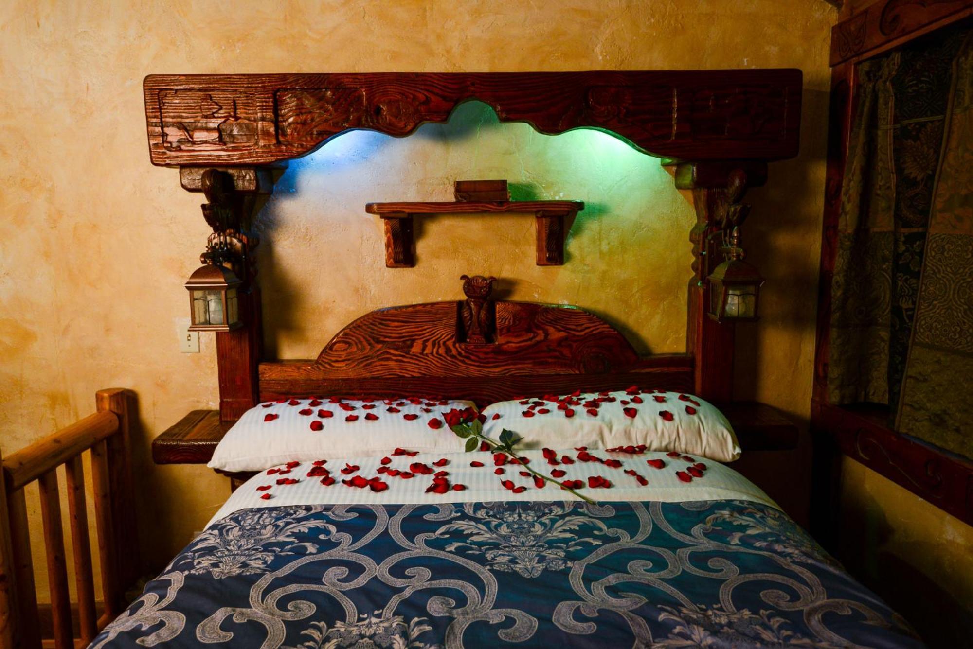 ביג בר לייק Castle Wood Theme Cottages- Couples Only מראה חיצוני תמונה