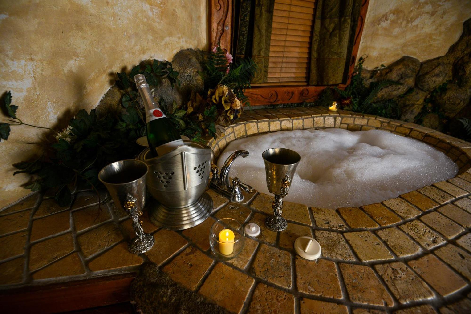 ביג בר לייק Castle Wood Theme Cottages- Couples Only מראה חיצוני תמונה